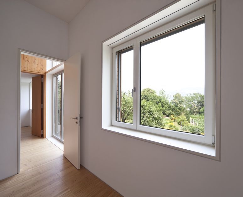 Leerer Flur mit Fenster